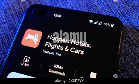 Die App für die Buchung von Hopper Hotels, Flügen und Autos auf der Play Store-Seite auf dem Handy-Display. London, Großbritannien, 08.24.2024 Stockfoto