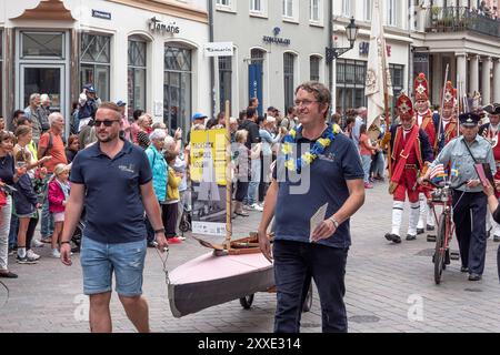 Hunderttausend feierte das 23. Schwedenfest in Wismar - 18.08.2024: Mehr als 100,000 Gäste kamen zum 23. Schwedenfest 15.8. - 18.8.2024 in der Hansestadt Wismar. Den Festumzug am Sonntag entlang des Schwedenweges erleben das Publikum und die teilnehmenden 25 Gruppen mit rund 300 Menschen aus der Region, aus den Bundesländern und der schwedischen Partnerstadt Kalmar als eine Zeitreise durch die schwedische Geschichte von Wismar. Die Agentur Highlights Event Management MV hat das bunte fest zusammen mit Firmen, Vereinen, Ehrenamtlichen und der Stadt organisiert. 18.08.2024 Wismar Am Markt 1 Me Stockfoto