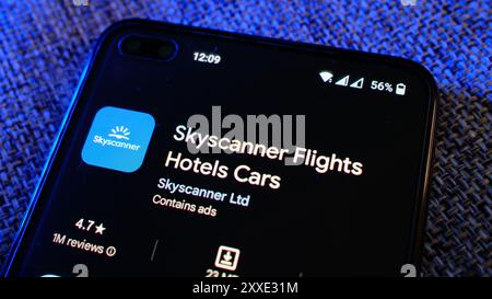 Skyscanner-App für die Suche nach Flügen, Hotels und Autos auf der Play Store-Seite auf dem Display des Mobiltelefons. London, Großbritannien, 08.24.2024 Stockfoto