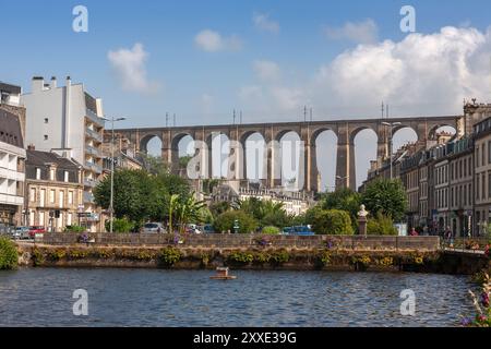 Die berühmte „Viaduc de Morlaix“, Eisenbahnbrücke aus dem 19. Jahrhundert, heute ein nationales historisches Denkmal: Morlaix, Finistère, Bretagne, Frankreich Stockfoto