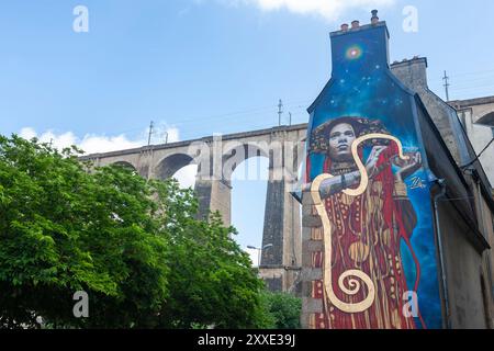 Großes Wandgemälde an der Seite eines Hauses, mit dem berühmten Viadukt aus dem 19. Jahrhundert hinter Morlaix, Finistère, Bretagne, Frankreich Stockfoto