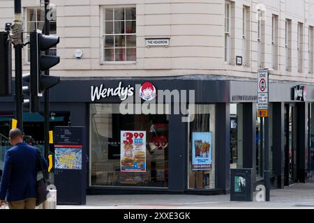 Leeds England: 3. Juni 2024: Wendys amerikanische Burgerkette wächst Francise in Großbritannien. Außen Stockfoto