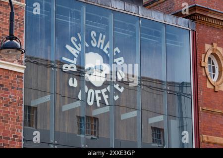 Leeds England: 3. Juni 2024: Schild mit schwarzem Schafskaffee am Gebäudeeingang Stockfoto