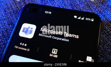 Microsoft Teams App auf der Play Store-Seite auf dem Mobiltelefon-Display. London, Großbritannien, 08.24.2024 Stockfoto