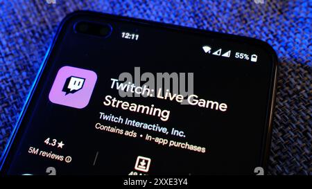 Twitch Live-Game-Streaming-App auf der Play Store-Seite auf dem Handy-Display. London, Großbritannien, 08.24.2024 Stockfoto