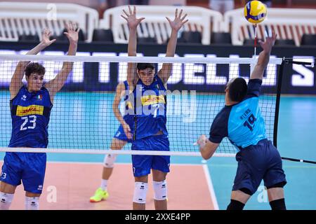 Pardo Mati (Italia U20) und Diego Frascio (Italia U20) während Cisterna Volley vs Italy U20, Volleyball Test Mati in Cisterna Latina, Italien, 23. August 2024 Credit: Independent Photo Agency Srl/Alamy Live News Stockfoto