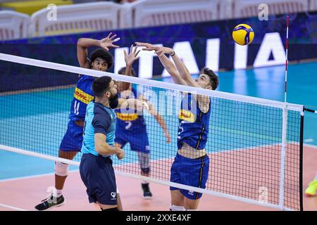 Gioele Adeol Taiwo (Italia U20) und Lorenzo Magliano (Italia U20) während der Cisterna Volley vs Italy U20, Volleyball Test Match in Cisterna Latina, Italien, 23. August 2024 Credit: Independent Photo Agency Srl/Alamy Live News Stockfoto