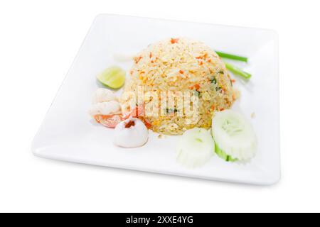 Gestanzt von getrockneten Meeresfrüchten gebratenem Reis mit Tintenfisch und Garnelen auf weiß isoliert. Stockfoto