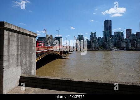 London - 06 14 2022: Blick auf die Vauxhall Bridge und das Lambeth District Stockfoto