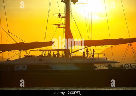 Perini Navi Segelyacht Santa Mariamit Gästen bei Sonnenuntergang. Stockfoto