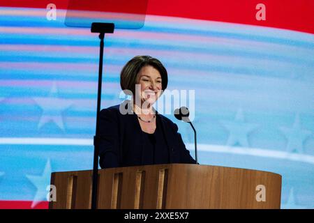 Chicago, Illinois, USA. August 2024. Amy Klobuchar, US-Senatorin, Minnesota, spricht während des dritten Tages der Democratic National Convention (DNC) im United Center. (Credit Image: © Jeremy Hogan/SOPA Images via ZUMA Press Wire) NUR REDAKTIONELLE VERWENDUNG! Nicht für kommerzielle ZWECKE! Stockfoto