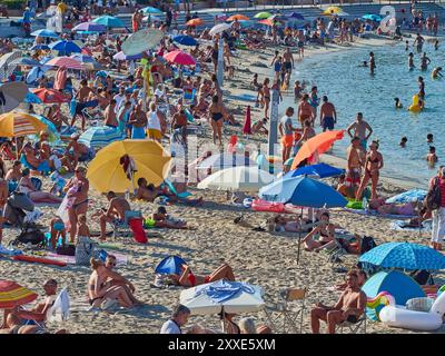 Ein typischer Sandstrand im August in Antibes, an der französischen Riviera, Frankreich. Stockfoto
