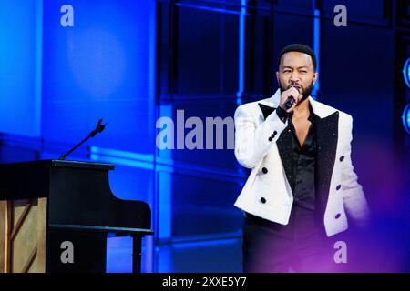 Chicago, Illinois, USA. August 2024. John Legend tritt am dritten Tag der Democratic National Convention (DNC) im United Center auf. (Credit Image: © Jeremy Hogan/SOPA Images via ZUMA Press Wire) NUR REDAKTIONELLE VERWENDUNG! Nicht für kommerzielle ZWECKE! Stockfoto