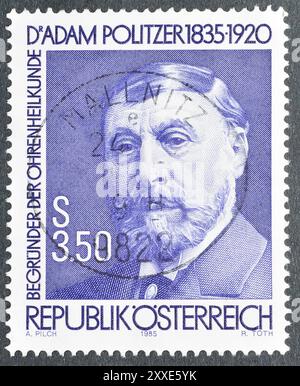 Gestempelte Briefmarke Österreichs, zum 150. Geburtstag von Adam Politzer, Arzt, um 1985. Stockfoto