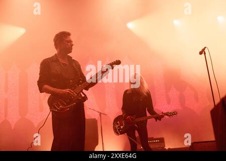 Rockband The Kills auf der Bühne in All Points East, London Festival im Londoner Victoria Park, 23. August 2024 Stockfoto