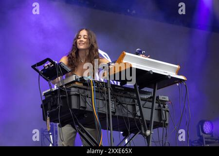 Die Indie-Pop-Band Nation of Language tritt in All Points East, Victoria Park, London auf. August 2024 Stockfoto