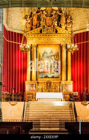 Hauptaltarbild und Gemälde der Dreifaltigkeit, eine Kopie der berühmten Gloria von Tizian, Kloster San Jerónimo de Yuste, 15. Jahrhundert Stockfoto