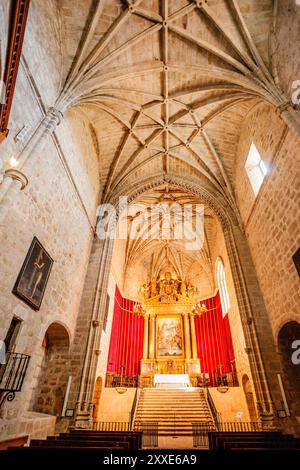 Hauptaltarbild und Gemälde der Dreifaltigkeit, eine Kopie der berühmten Gloria von Tizian, Kloster San Jerónimo de Yuste, 15. Jahrhundert Stockfoto