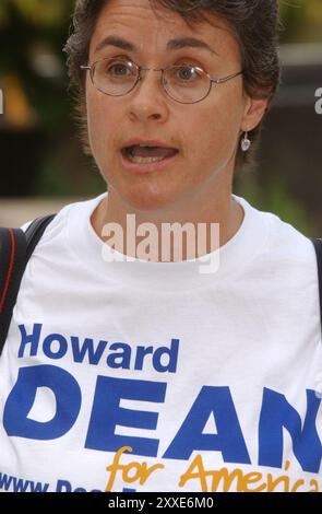 Die erste von sechs Präsidentschaftsdebatten, die unter den Kandidaturen der Demokraten für das Amt des Präsidenten 2004 stattfanden. Die Debatte fand im Popejoy Audtiorium der New Mexico University in Albuquerque statt. Ein Howard Dean Unterstützer. Stockfoto