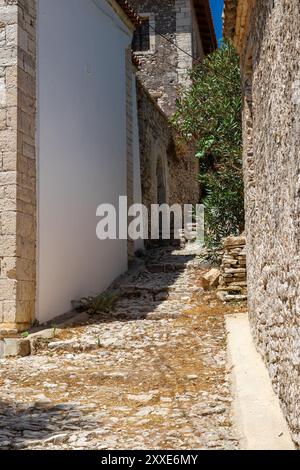 Versteckt in den Hügeln hinter der Küste, zwischen den beliebten Stränden von Porto Palermo und Borsh, ist Upper Qeparo ein verstecktes Juwel an der albanischen Riviera. Oben Stockfoto