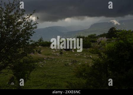 Dunkle Sturmwolken hängen bedrohlich über den kroatischen Bergen. Stockfoto