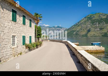 Blick auf die Stoliv Dorfpromenade mit traditionellen Steinhäusern, Blick in Richtung Kotor Bay, Montenegro Stockfoto