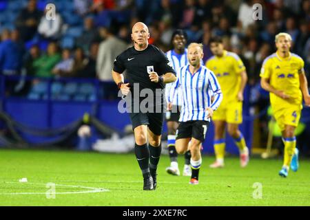 Hillsborough Stadium, Sheffield, England - 24. August 2024 Schiedsrichter Simon Hooper - während des Spiels Sheffield Wednesday gegen Leeds United, EFL Championship, 2024/25, Hillsborough Stadium, Sheffield, England - 24. August 2024 Credit: Arthur Haigh/WhiteRosePhotos/Alamy Live News Stockfoto