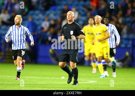 Hillsborough Stadium, Sheffield, England - 24. August 2024 Schiedsrichter Simon Hooper - während des Spiels Sheffield Wednesday gegen Leeds United, EFL Championship, 2024/25, Hillsborough Stadium, Sheffield, England - 24. August 2024 Credit: Arthur Haigh/WhiteRosePhotos/Alamy Live News Stockfoto