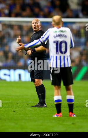 Hillsborough Stadium, Sheffield, England - 24. August 2024 Schiedsrichter Simon Hooper - während des Spiels Sheffield Wednesday gegen Leeds United, EFL Championship, 2024/25, Hillsborough Stadium, Sheffield, England - 24. August 2024 Credit: Arthur Haigh/WhiteRosePhotos/Alamy Live News Stockfoto