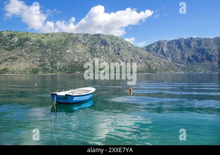 Blick vom Dorf Stoliv aus in Richtung Drazan VRT und Orahovac Dörfer mit Karstbergen im Hintergrund, Kotor Bay, Montenegro, Europa. Stockfoto