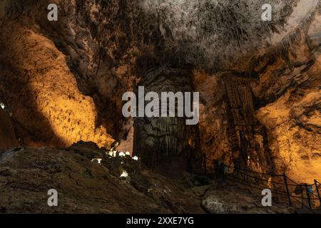 Große Höhle mit einer riesigen Säule und Stalaktiten an der Decke der berühmten Neptun-Grotte in Sardinien, Italien, vorbereitet für Touristenbesuche. Tourismus c Stockfoto