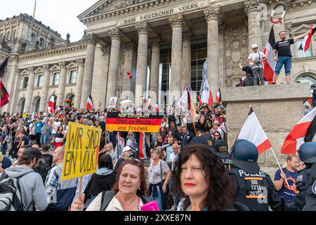 Erstürmung Bundestag / Reichstag. Deutschland, Berlin am 29.08.2020: Einige hunderte Demonstrierende stürmen auf die Treppen des Reichstages. Viele tragen die Reichsfahne, in der Mitte das Banner nur Einigkeit führt zu Recht und Freiheit. Eine Frau trägt das Schild Wir sind ein Volk . *** Sturm auf den Bundestag Deutschland, Berlin am 29. August 2020 stürmen mehrere hundert Demonstranten die Stufen des Reichstages viele tragen die Reichsfahne, in der Mitte führt nur die Einheit zu Gerechtigkeit und Freiheit Eine Frau trägt das Zeichen Wir sind ein Volk Stockfoto