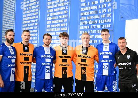 Neuzugaenge beim VfL Gummersbach (von links:) Teitur Einarsson (VfL Gummersbach 14), Dominik Kuzmanovic (VfL Gummersbach 1), Kentin Mahe (VfL Gumersbach 22), #77 Anel Durmic (VfL Gummersbach 77), #16 Bertram Obling (VfL Gummersbach 16), Mykola Protsiuk (VfL Gummersbach 32) mit Gudjon Valur Sigurdsson  (VfL Gummersbach Trainer)     DAIKIN Handball Bundesliga, 1 Bundesliga, VfL Gummersbach, Mannschaftspraesentation Spielzeit 2024/2025, Schwalbe Arena Gummersbach, 23.08.2024                                                 Foto: Eibner-Pressefoto/Juergen Augst Stock Photo