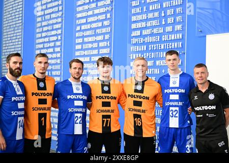 Neuzugaenge beim VfL Gummersbach (von links:) Teitur Einarsson (VfL Gummersbach 14), Dominik Kuzmanovic (VfL Gummersbach 1), Kentin Mahe (VfL Gumersbach 22), #77 anel Durmic (VfL Gummersbach 77), #16 Bertram Obling (VfL Gummersbach 16), Mykola Protsiuk (VfL Gummersbach 32) DAIKIN Handball Bundesliga, 1 Bundesliga, VfL Gummersbach, Mannschaftspraesentation Spielzeit 2024/2025, Schwalbe Arena Gummersbach, 23.08.2024 Foto: Eibner-Pressefoto/Jürgen Augst Stockfoto