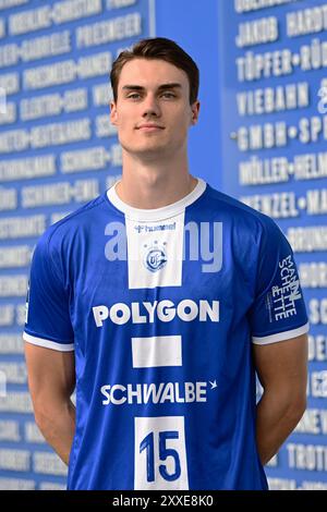 Porträt Miro Schluroff (VfL Gummersbach 15) DAIKIN Handball Bundesliga, 1 Bundesliga, VfL Gummersbach, Mannschaftspraesentation Spielzeit 2024/2025, Schwalbe Arena Gummersbach, 23.08.2024 Foto: Eibner-Pressefoto/Jürgen Augst Stockfoto