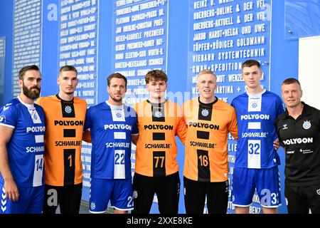 Neuzugaenge beim VfL Gummersbach (von links:) Teitur Einarsson (VfL Gummersbach 14), Dominik Kuzmanovic (VfL Gummersbach 1), Kentin Mahe (VfL Gumersbach 22), #77 anel Durmic (VfL Gummersbach 77), #16 Bertram Obling (VfL Gummersbach 16), Mykola Protsiuk (VfL Gummersbach 32) DAIKIN Handball Bundesliga, 1 Bundesliga, VfL Gummersbach, Mannschaftspraesentation Spielzeit 2024/2025, Schwalbe Arena Gummersbach, 23.08.2024 Foto: Eibner-Pressefoto/Jürgen Augst Stockfoto