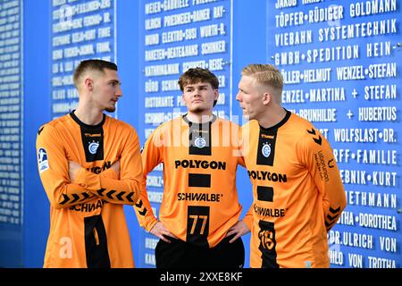 Torhueter-Trio des VfL Gummersbach (von links) Dominik Kuzmanovic (VfL Gummersbach 1), #77 anel Durmic (VfL Gummersbach 77) und #16 Bertram Obling (VfL Gummersbach 16) DAIKIN Handball Bundesliga, 1 Bundesliga, VfL Gummersbach, Mannschaftspraesentation Spielzeit 2024/2025, Schwalbe Arena Gummersbach, 23.08.2024 Foto: Eibner-Pressefoto/Jürgen Augst Stockfoto