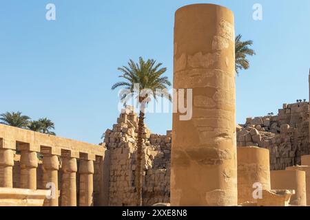 Inmitten des Meeres von Säulen und Sphinxen im Innenhof von Karnak ist Taharqa's Säule ein einzigartiger Wandteppich. Seine komplizierten Schnitzereien und die reiche Geschichte. Stockfoto