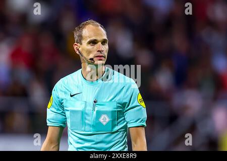 Emmen, Niederlande. August 2024. EMMEN, NIEDERLANDE - 23. AUGUST: Schiedsrichter Wouter Wiersma sieht beim niederländischen Keuken Kampioen Divisie Spiel zwischen dem FC Emmen und Helmond Sport in de Oude Meerdijk am 23. August 2024 in Emmen, Niederlande. (Foto: Pieter van der Woude/Orange Pictures) Credit: Orange Pics BV/Alamy Live News Stockfoto