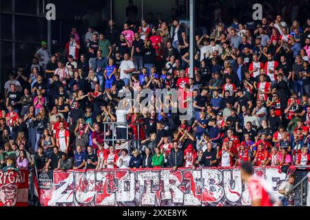 Emmen, Niederlande. August 2024. EMMEN, NIEDERLANDE - 23. AUGUST: Fans des FC Emmen singen für ihren Verein beim niederländischen Keuken Kampioen Divisie Spiel zwischen dem FC Emmen und Helmond Sport am 23. August 2024 in de Oude Meerdijk in Emmen. (Foto: Pieter van der Woude/Orange Pictures) Credit: Orange Pics BV/Alamy Live News Stockfoto