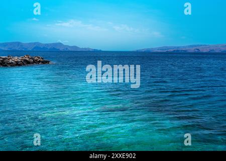 Blick von senj auf Velebit und die Inseln Krk und Prvic. Im Frühsommer. Stockfoto