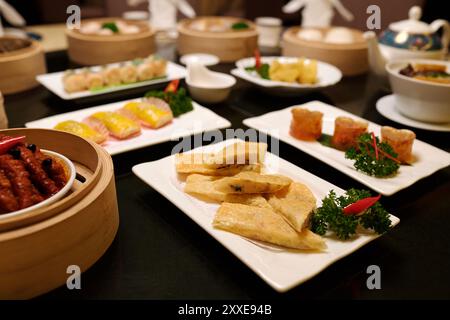 Köstlichkeiten Auf Tellern Im Restaurant Stockfoto