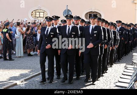 Weimar, Deutschland. August 2024. Thüringische Polizeibeamte marschieren zu ihrer Vereidigung auf den Platz der Demokratie. Rund 300 potenzielle Polizeibeamte legten ihren Eid auf die Verfassung ab. Quelle: Bodo Schackow/dpa/Alamy Live News Stockfoto
