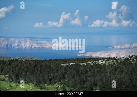 Blick über die kroatische Adriaküste entlang der Velebit-Berge. Stockfoto