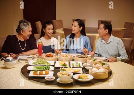 Familie Trifft Sich Im Restaurant Stockfoto