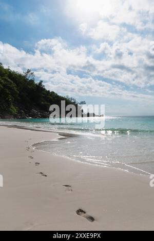 Fußspuren im Sand am Strand Anse Georgette von den Seychellen. Stockfoto