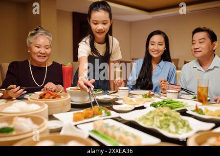 Familienessen Rolls Im Restaurant Stockfoto