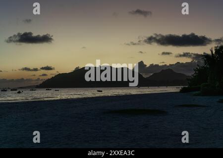 Sonnenaufgang hinter den Hügeln am Strand Anse Lazio der Seychellen. Stockfoto