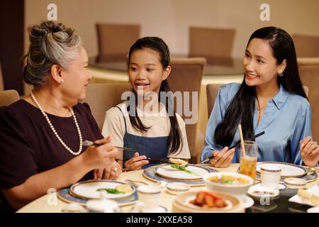 Familiengespräch Beim Abendessen Im Restaurant Stockfoto