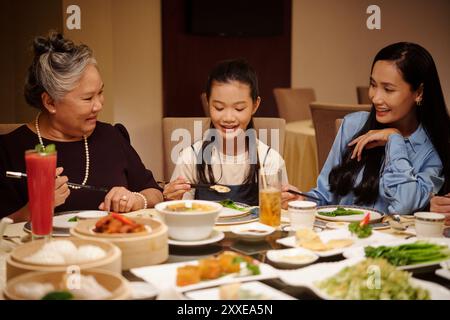 Mädchen Beim Abendessen Mit Der Familie Stockfoto